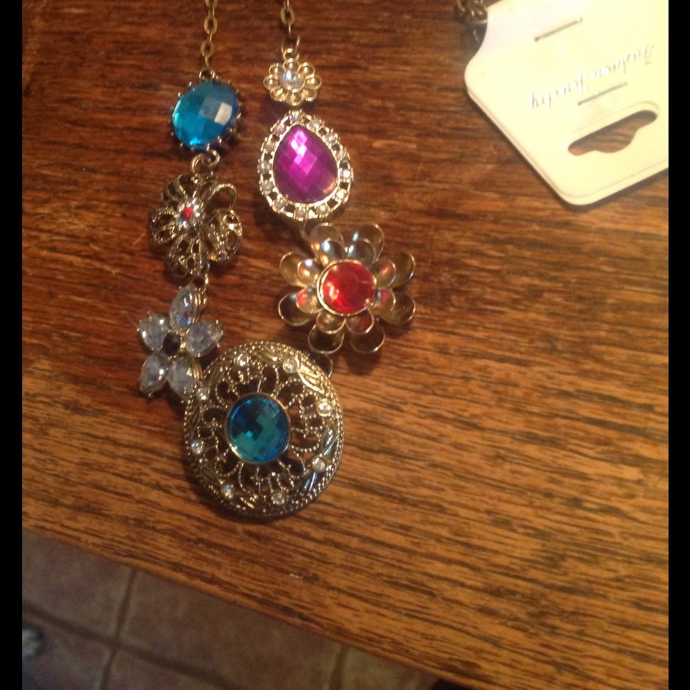 🌹 Pretty floral medallion necklace.🌷 - Picture 3 of 3