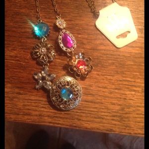 🌹 Pretty floral medallion necklace.🌷