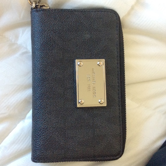 Michael Kors wristlet - Picture 1 of 4