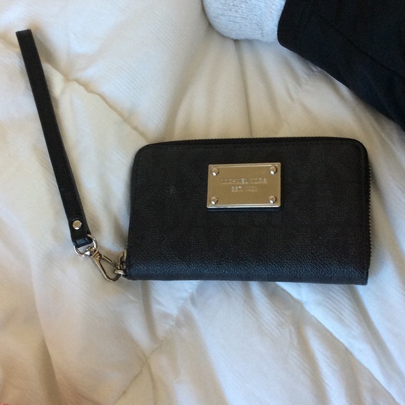 Michael Kors wristlet - Picture 2 of 4
