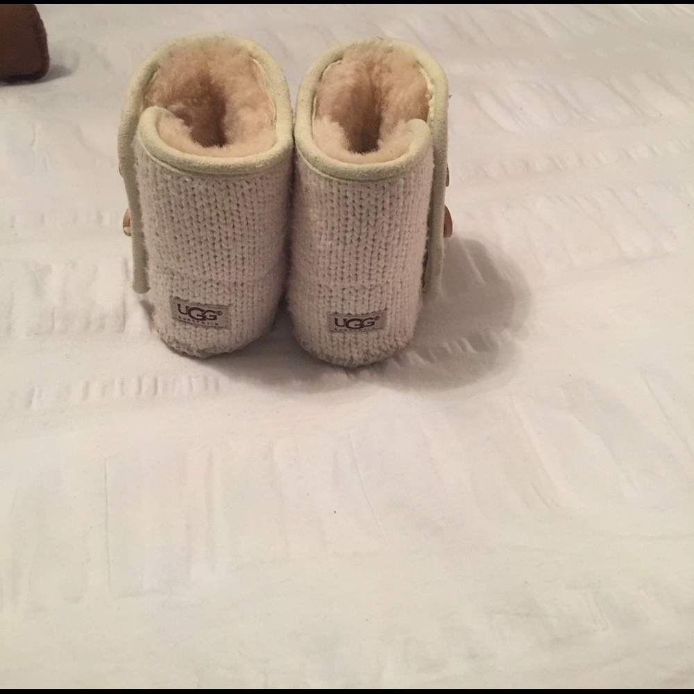 Sweater baby uggs. Size 2/3