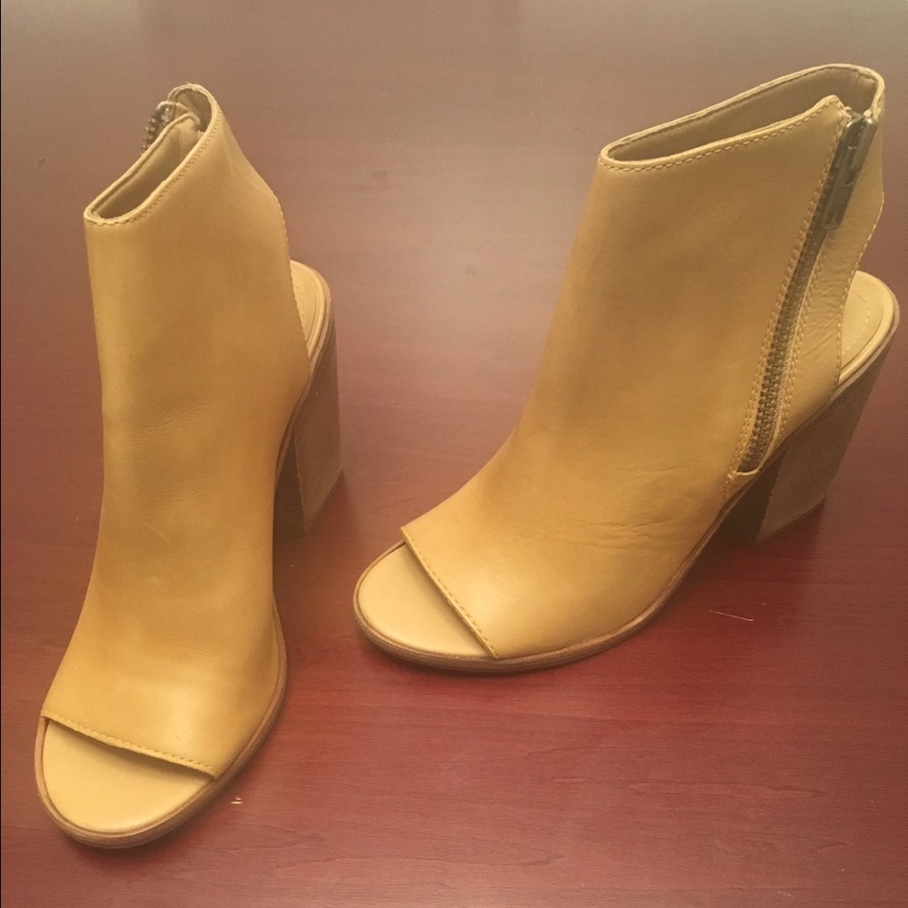 New Steve Madden Leather Heeled Boots