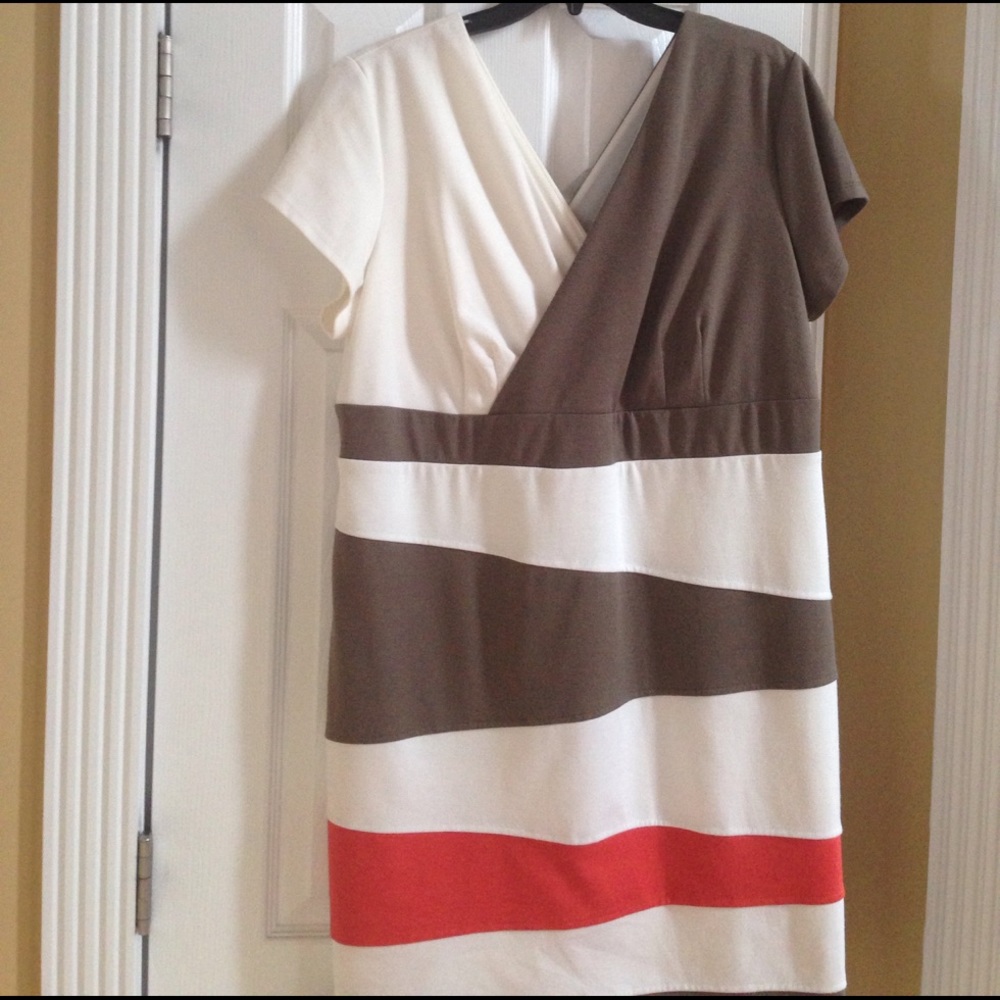 💕Host Pick💕 Signature dress with v neck👗👗