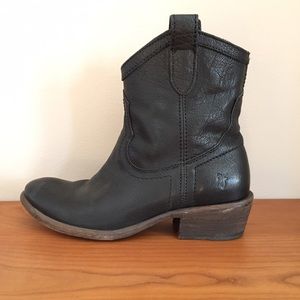Frye Carson Shortie in black