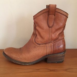 Frye Carson Shortie in Cognac