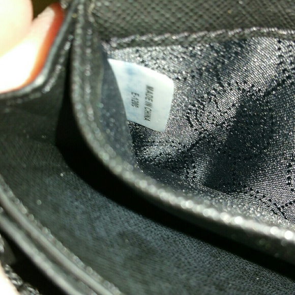 Small black authentic monogrammed Michael kors wal - Picture 3 of 4