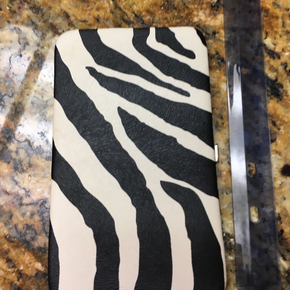 Zebra clutch