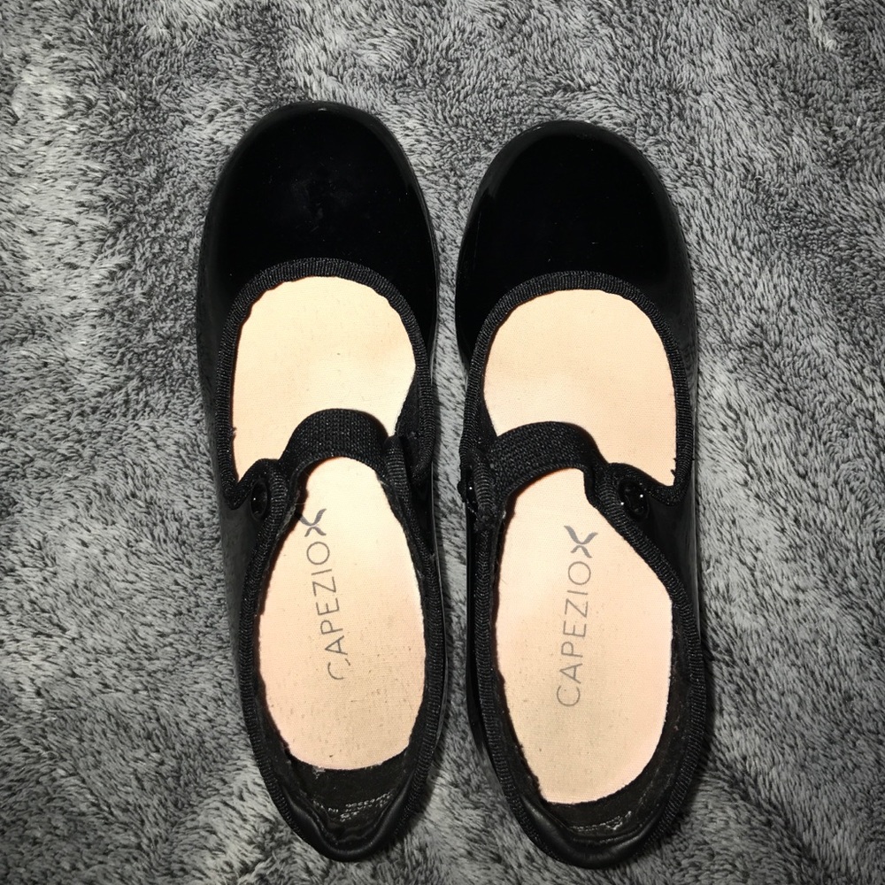 Girl's tap shoes size 9.5. Black patent.