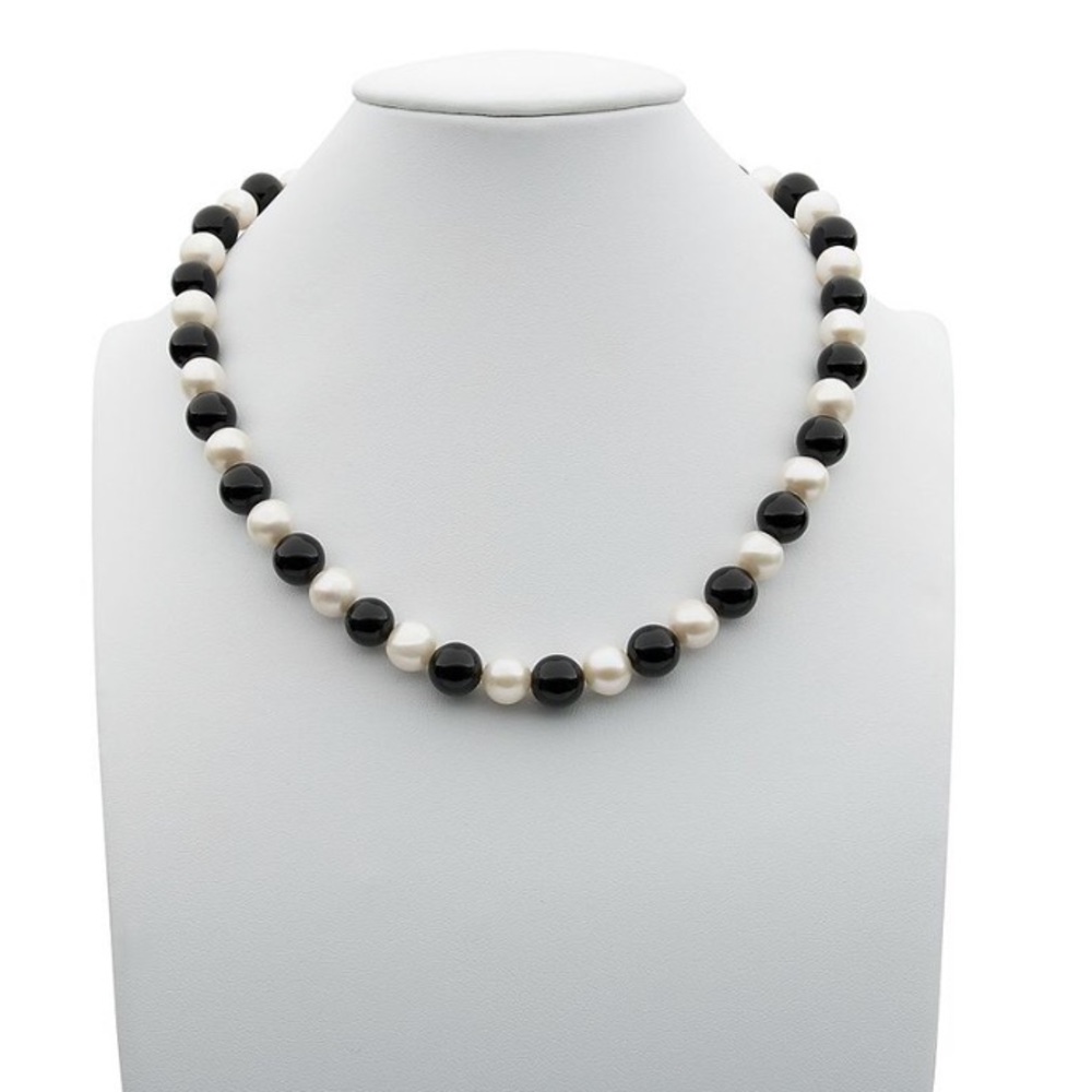 🎉CLOSET CLEAROUT! Pearl and Onyx Necklace