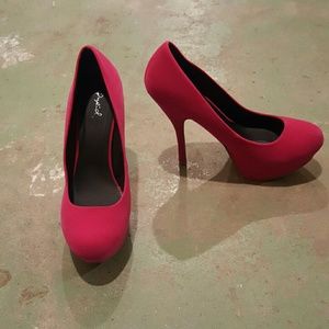Never been worn Qupid 8.5 heels