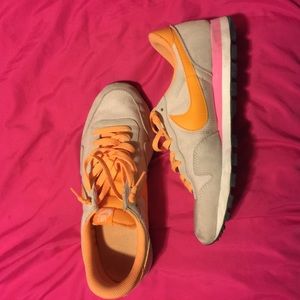 Women's Nike tennis shoes