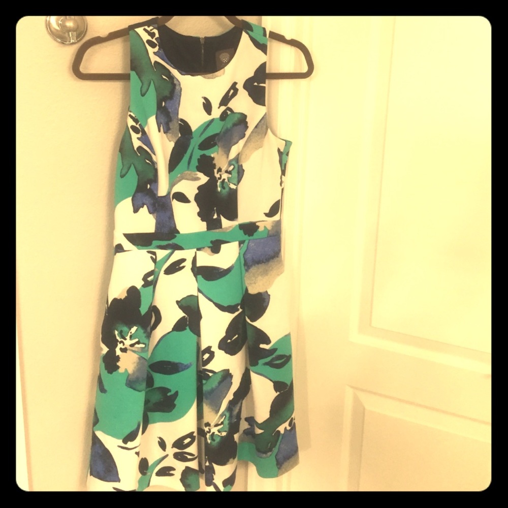 Perfect dress! I love the zipper and the twirl!