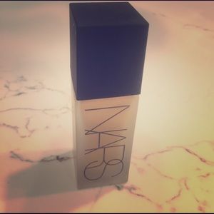 Completely Full NARS Sheer Glow  Light 5 FIJI