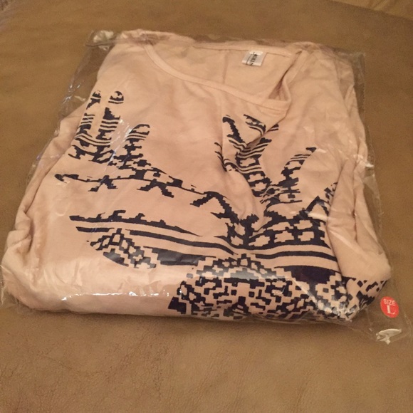 Brand new short sleeve t-shirt! - Picture 3 of 3