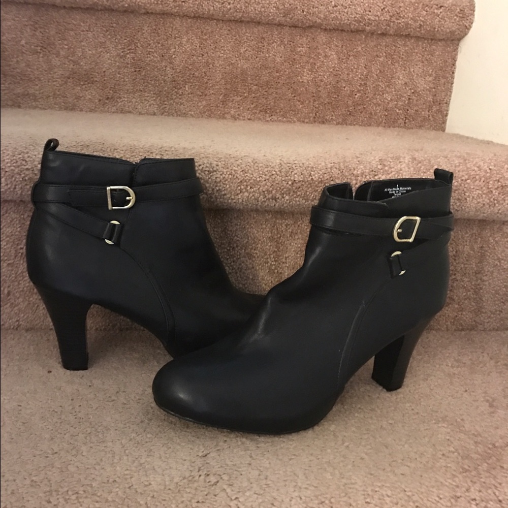 Like new ankle boots. Size 9 💕