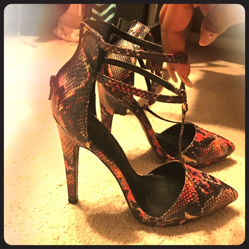 Snakeskin pointy toe shoes