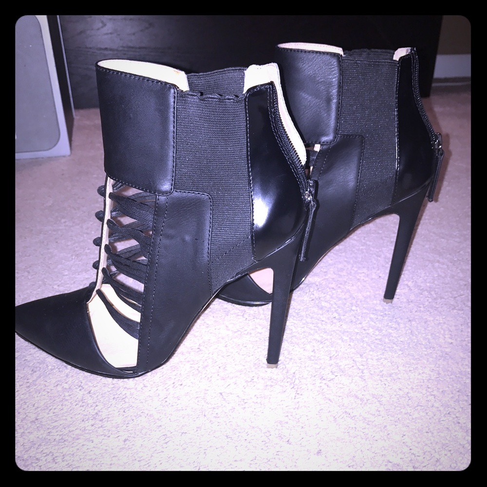 Pointy toe black shoes