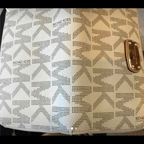 Vanilla Michael Kors Wallet Wristlet - Picture 2 of 3