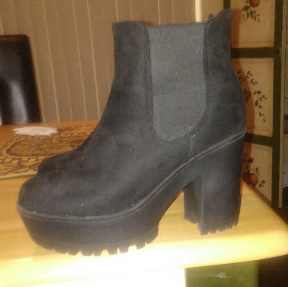 USA SIZE 7  // UK SIZE 4  Chunky Chelsea Boots