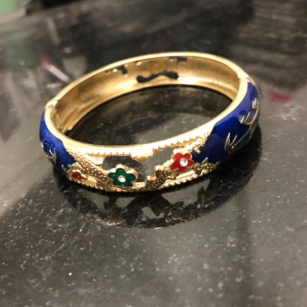 🍁4 For $20🍁 Blue bangle with floral accent