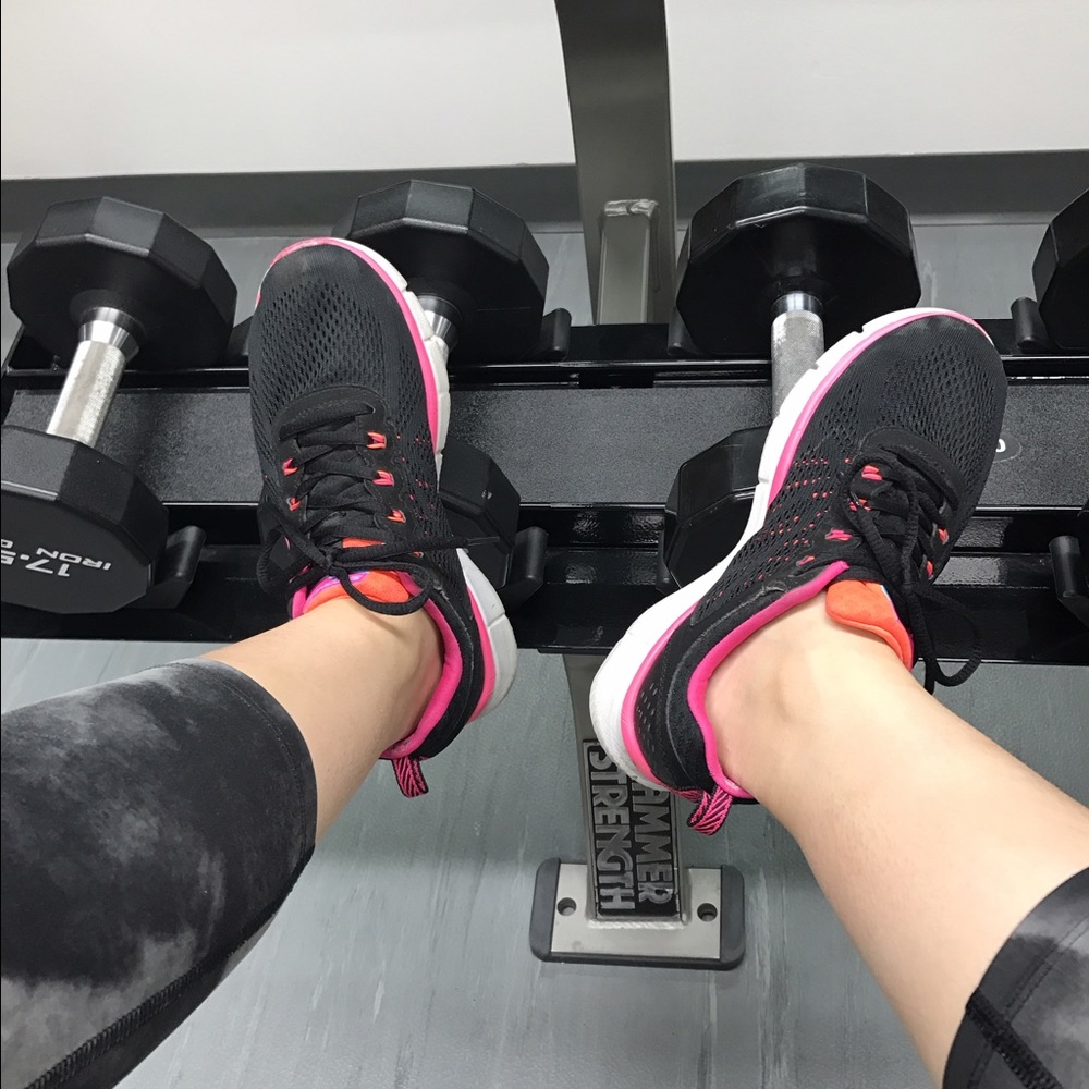 Sports shoes