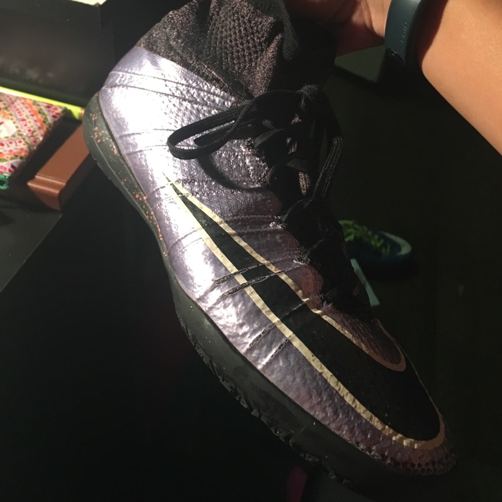 Indoor soccer shoes