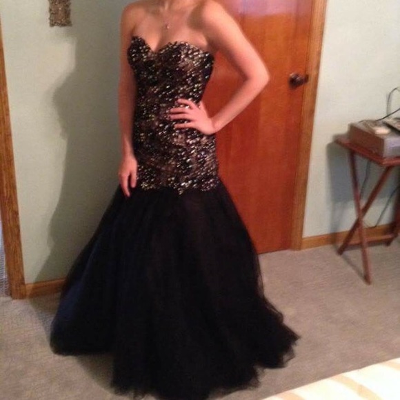 black and gold prom dress - Picture 2 of 4