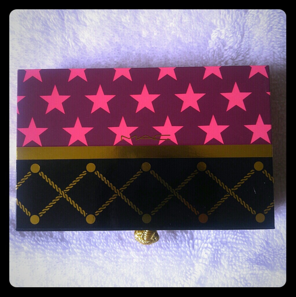 MAC Nutcracker Sweet Nude Lipstick Kit