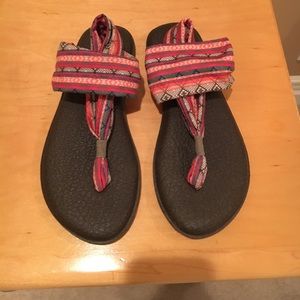 Sanuk sandal Aztek print