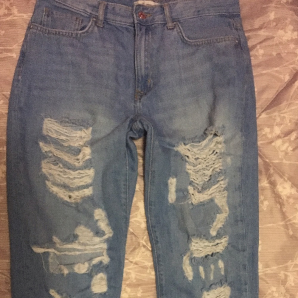 Crop destroyed boyfriend jeans