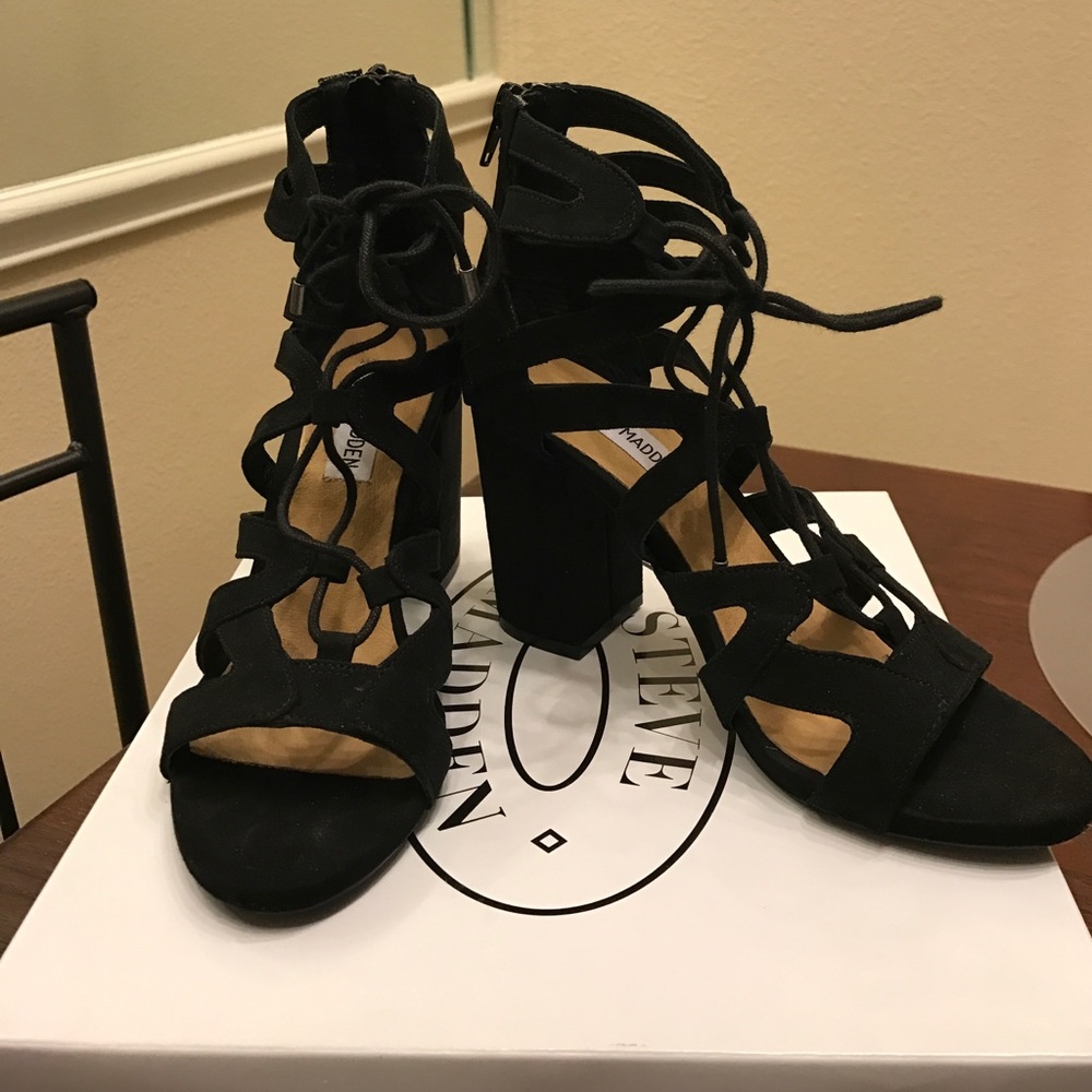NEVER WORN Steve Madden booties in a size 7