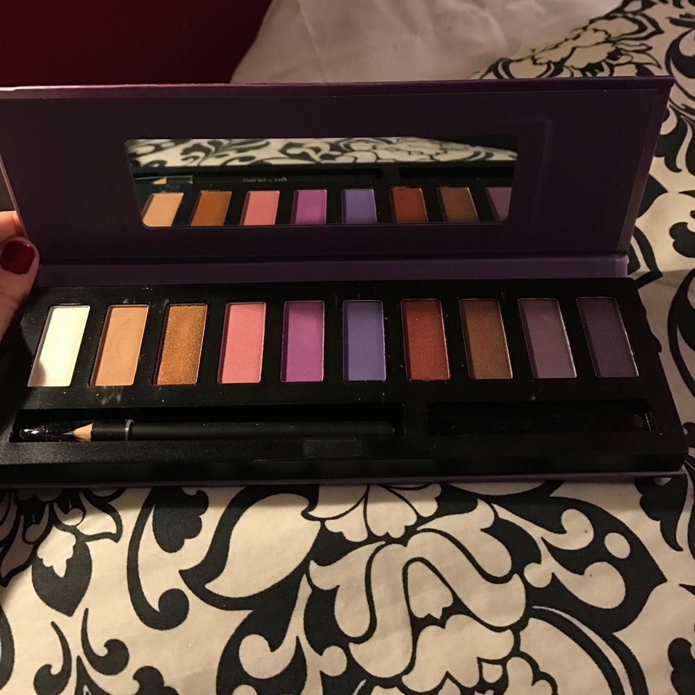 10 Color Eyeshadow Palette with Eye Liner Pencil