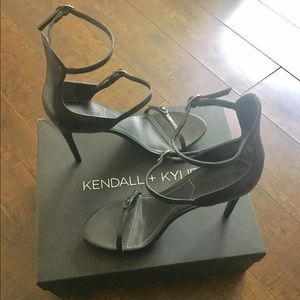 Blk 3 strap Kendall&Kylie sandals sz8