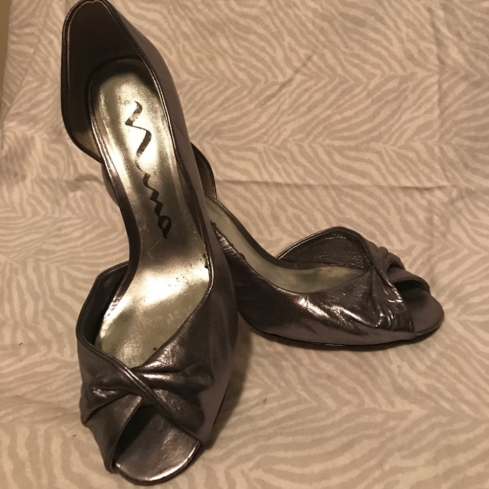🎁 GIFTED 🎁metallic silver leather peep-toe heels