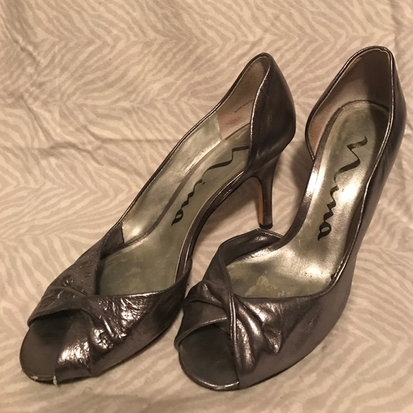 🎁 GIFTED 🎁metallic silver leather peep-toe heels - Picture 2 of 4