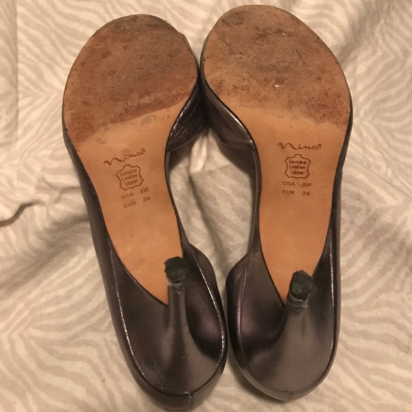 🎁 GIFTED 🎁metallic silver leather peep-toe heels - Picture 4 of 4