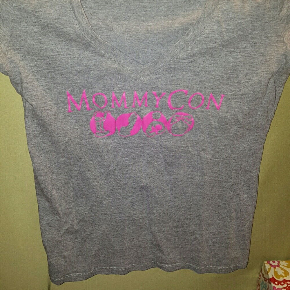 Small mommycon v neck shirt