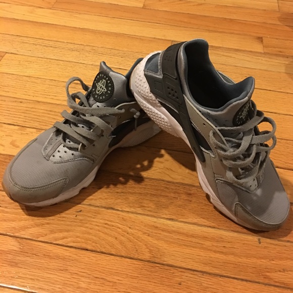 Nike Air Huarache Sneakers - Picture 1 of 5