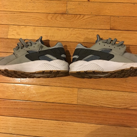 Nike Air Huarache Sneakers - Picture 3 of 5