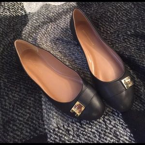 Adorable Tommy Hilfiger Flats with great hardware!