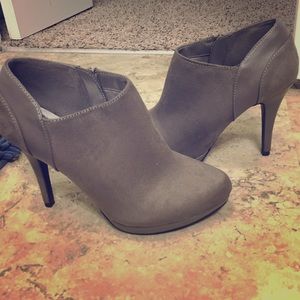 SALE💥Suede Light Gray Bootie Heels 🖤