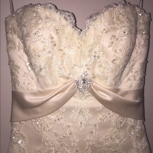 Maggie Sottero Wedding Gown, ivory size 0 - Picture 2 of 4