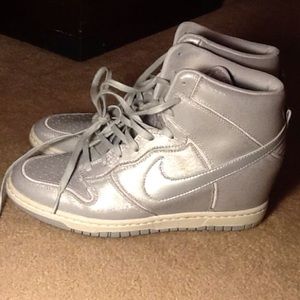Nike wedge Dunk metallic color size 9.5