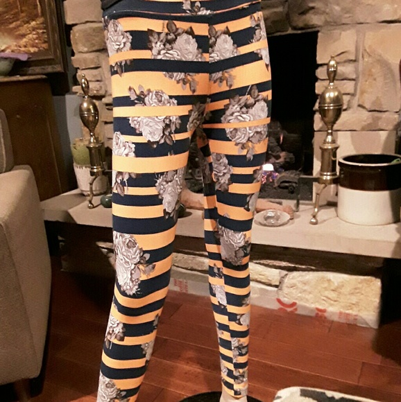 Lularoe Unicorn Rare flower leggings - Picture 3 of 4