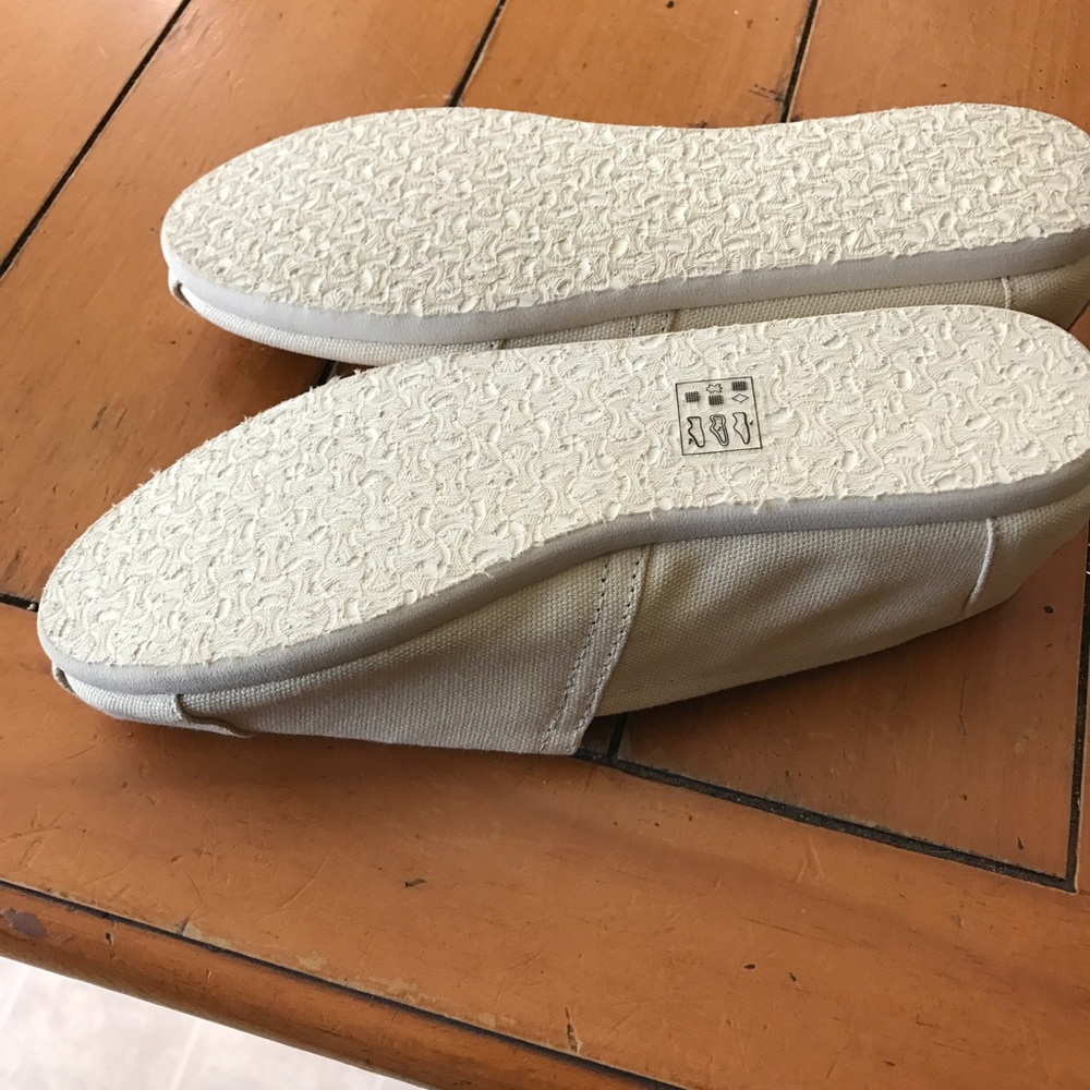 Toms - Picture 2 of 2