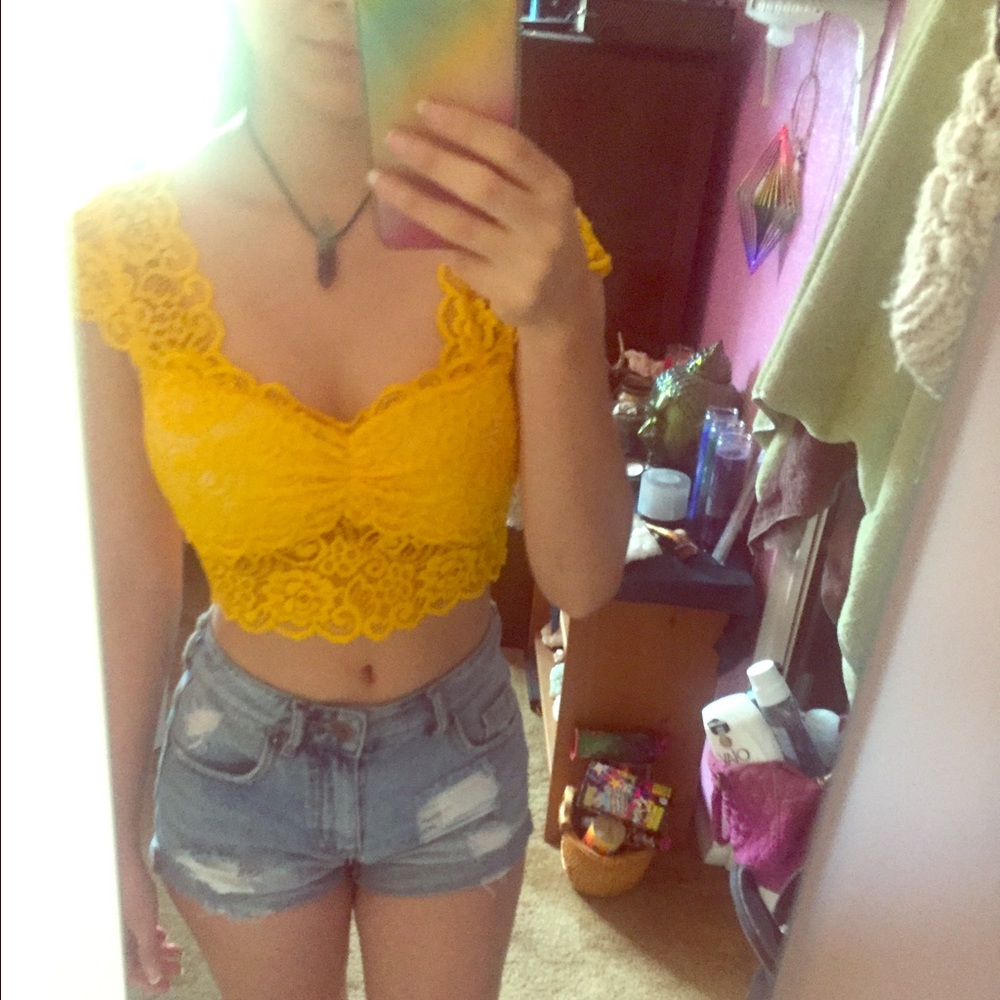 Yellow lace crop top!💛💫✨🐥