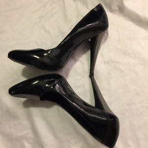 Aldo Black Enamel heels. Size 6.5