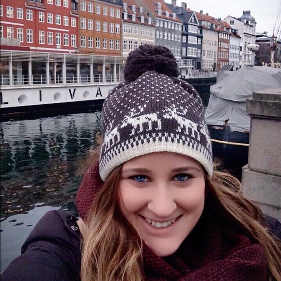 Hi! I'm your posher, Ilyssa. - Picture 2 of 3