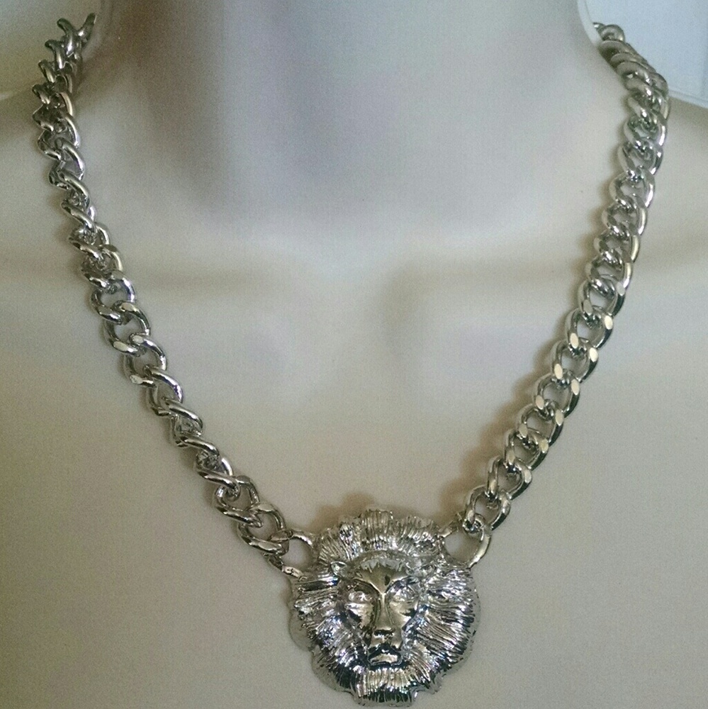 Beautiful silvertone lion face fashion necklace