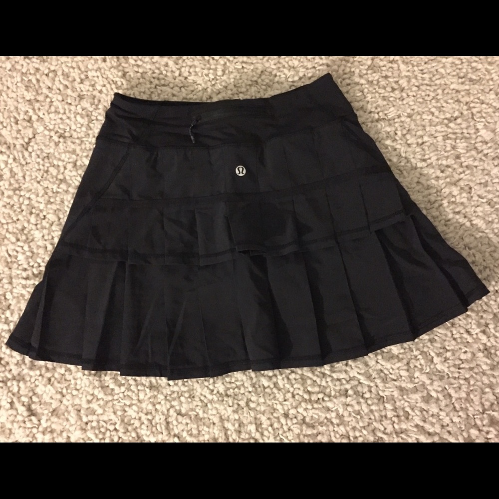 black lululemon tennis/workout skirt